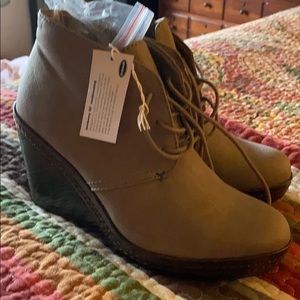 Dr. School’s memory fit cushioned booties!